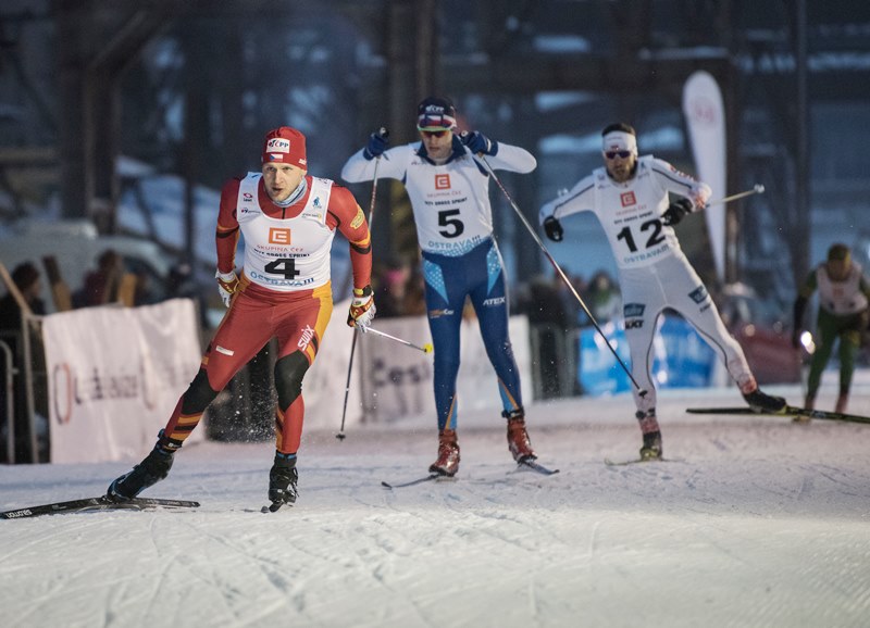 Lyžaři bojují na trati v Dolní oblasti Vítkovice. Foto: Lukáš Kaboň